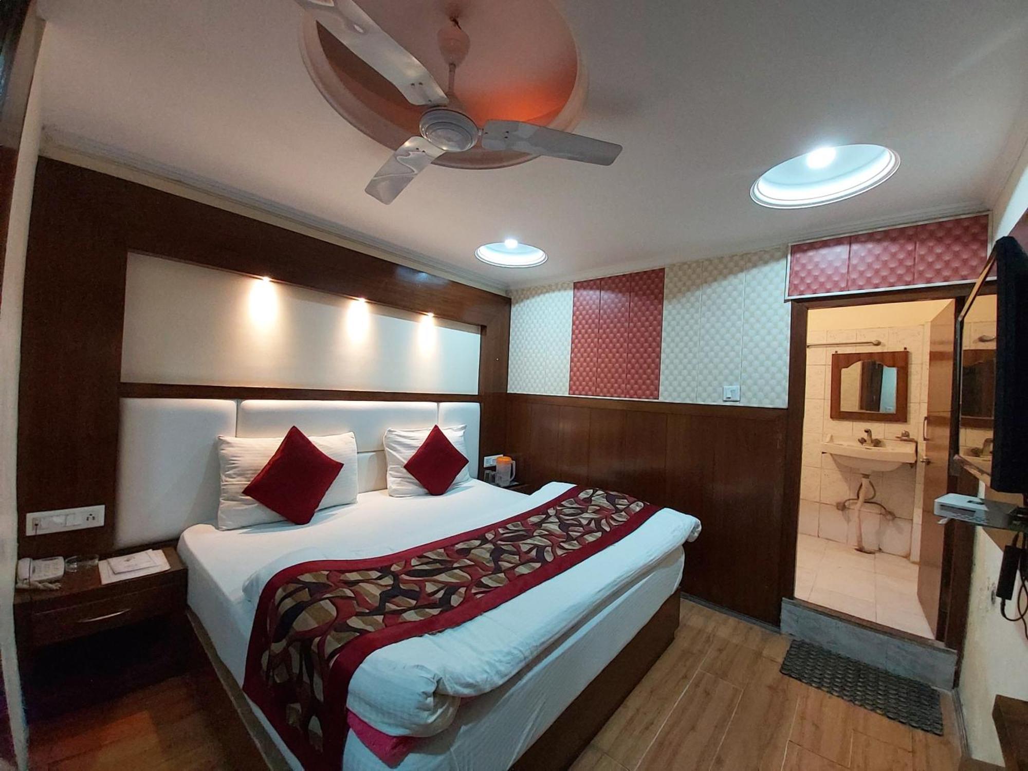 Goroomgo Moon Nainital Near Naini Lake - Parking & Lift Facilities -Hygiene And Spacious Room - Best Seller Exteriör bild