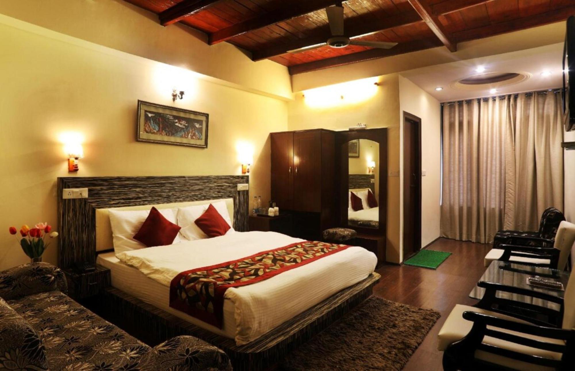 Goroomgo Moon Nainital Near Naini Lake - Parking & Lift Facilities -Hygiene And Spacious Room - Best Seller Exteriör bild